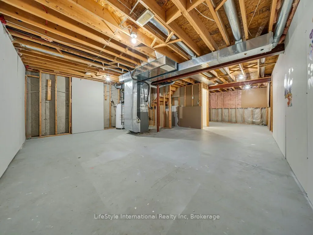 529 Victoria Road N — photo 27