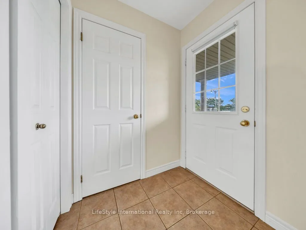 529 Victoria Road N — photo 3
