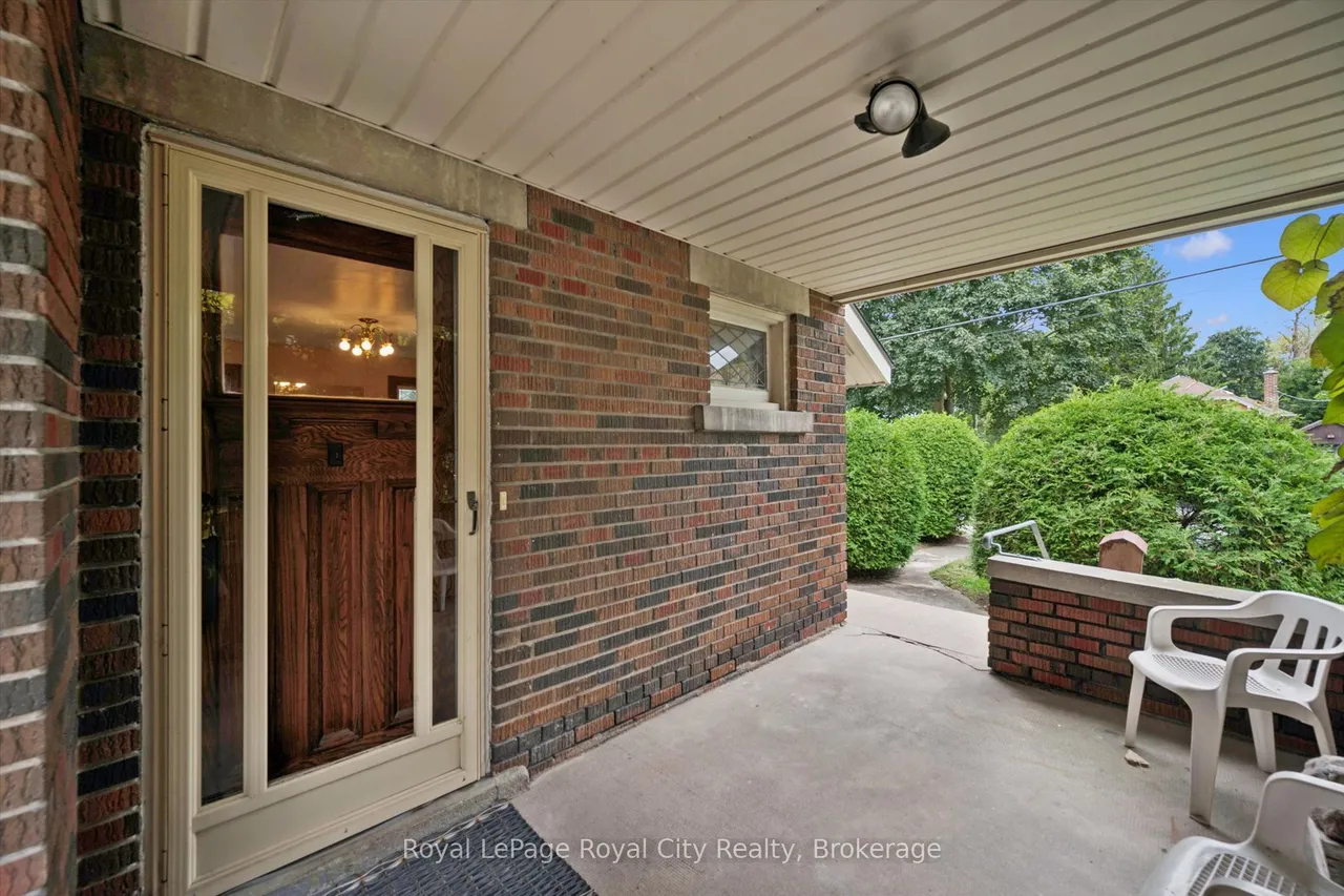 371 Gowrie Street N — photo 3