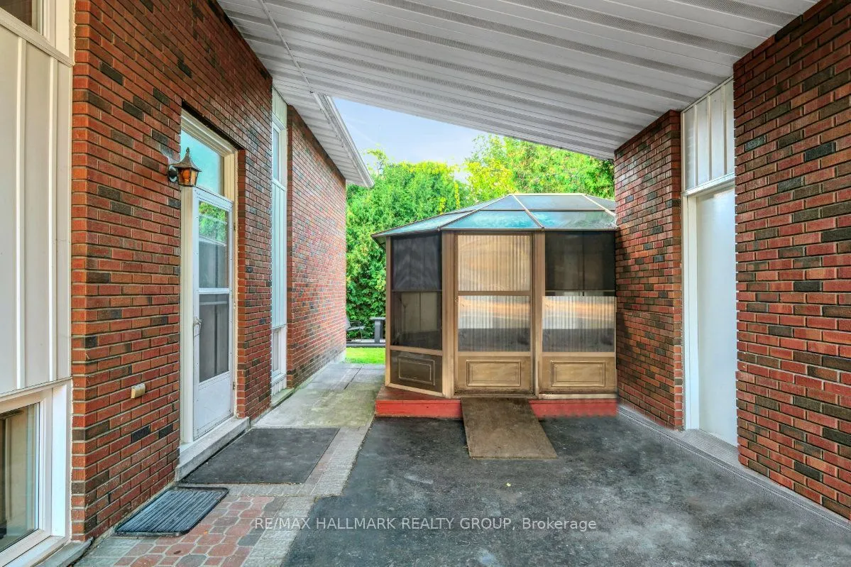 175 Carillon Street — photo 3