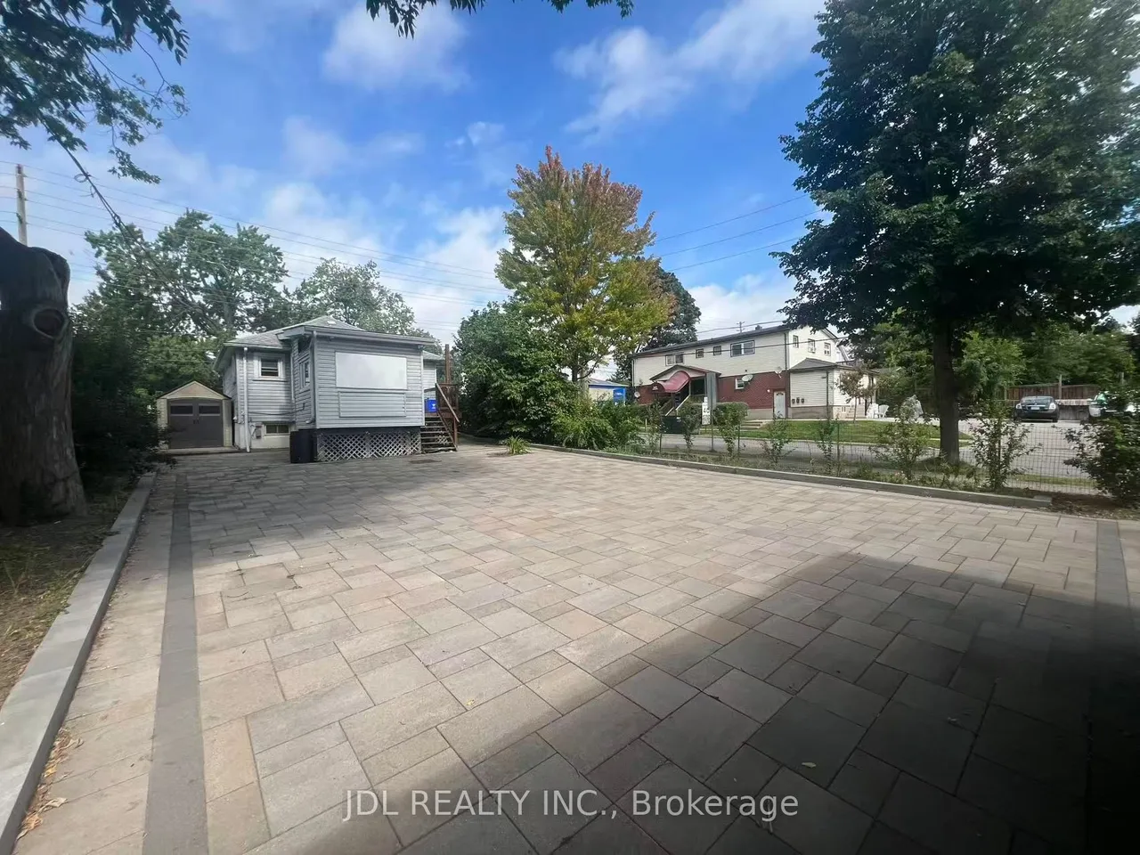 1045 OXFORD Street E — photo 13