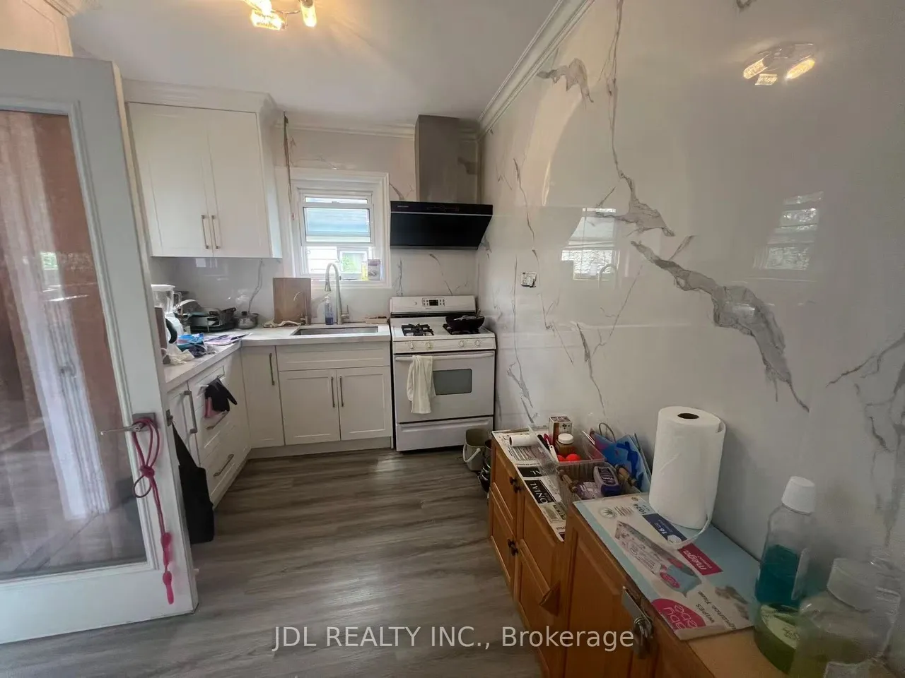 1045 OXFORD Street E — photo 2
