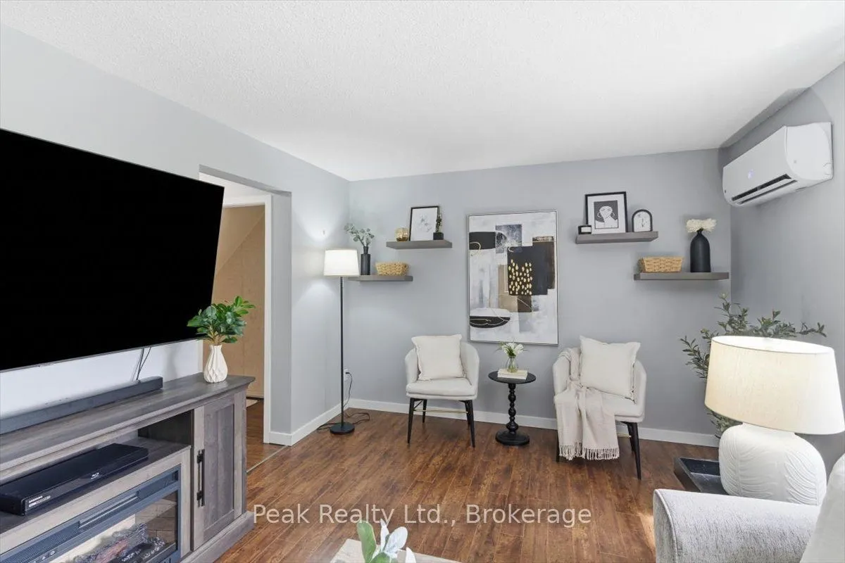 1673 Applewood Crescent — photo 2