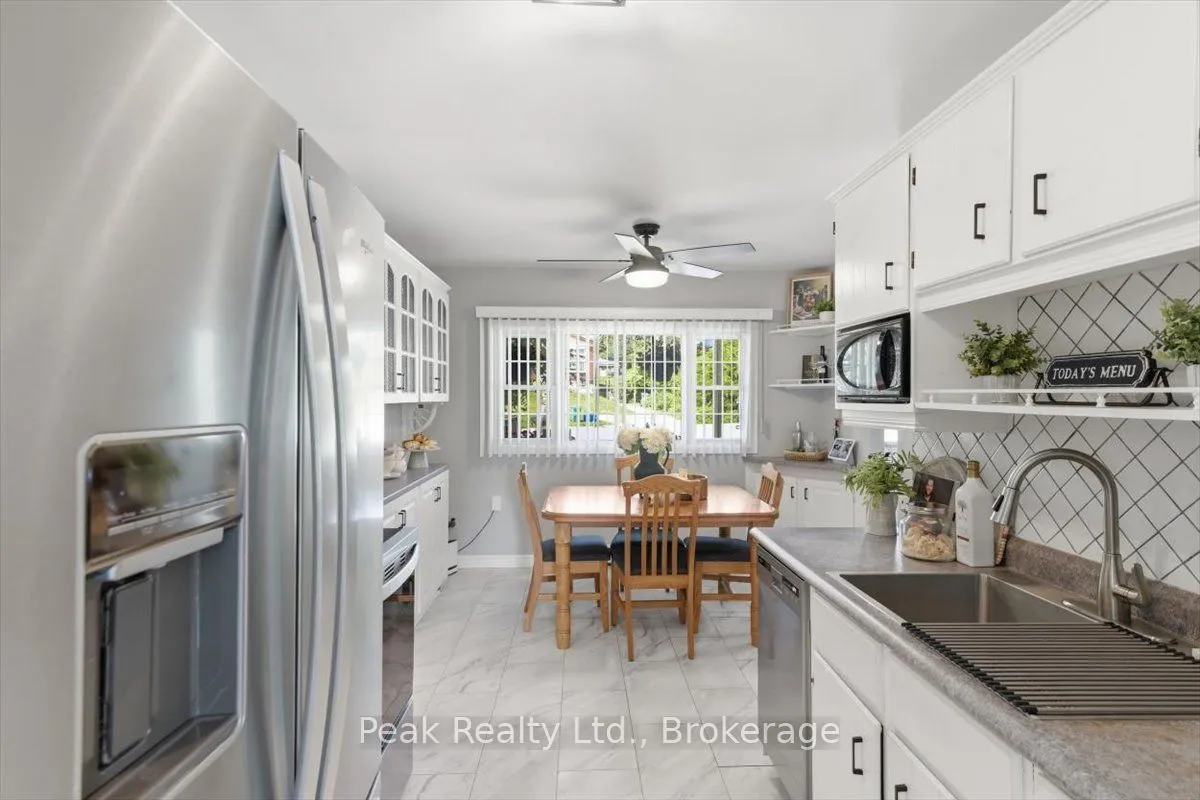 1673 Applewood Crescent — photo 3
