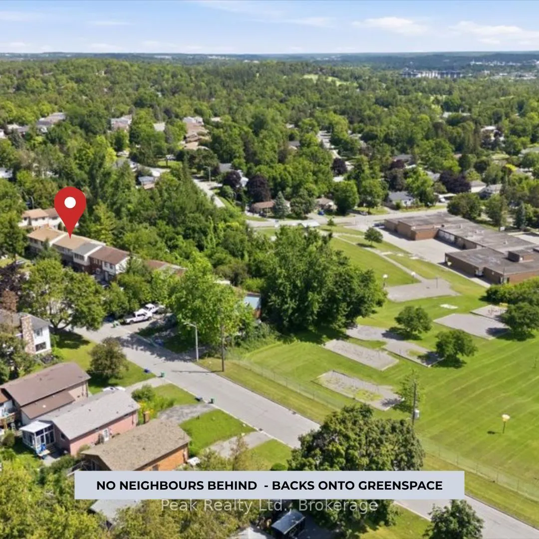1673 Applewood Crescent — photo 3