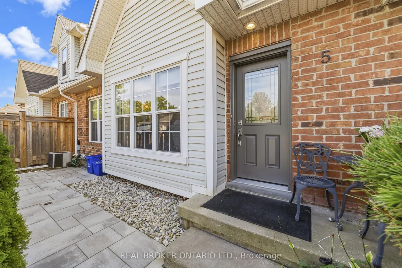 1085 Harrogate Drive — photo 3
