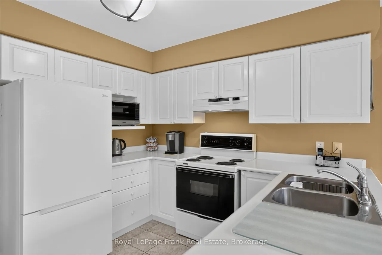 1544 Glenforest Crescent — photo 3