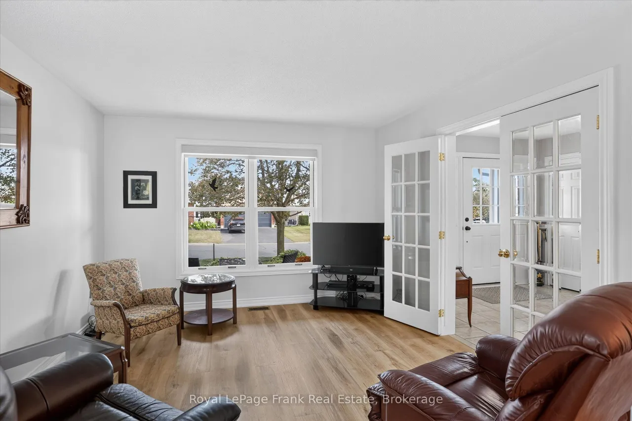 1544 Glenforest Crescent — photo 2