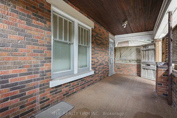 35 Wharncliffe Road S — photo 2