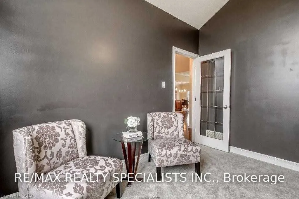 404 South Carriage Way — photo 3