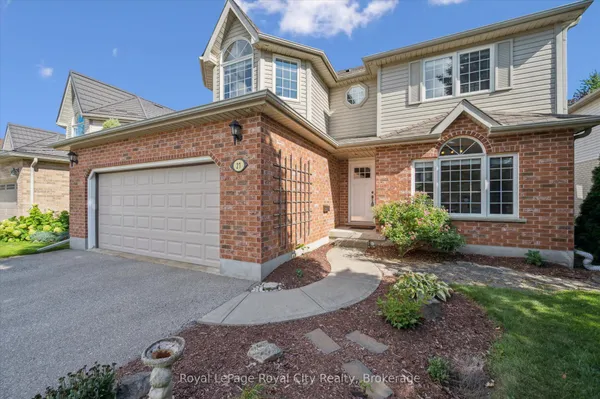 27 Oakridge Crescent — photo 2