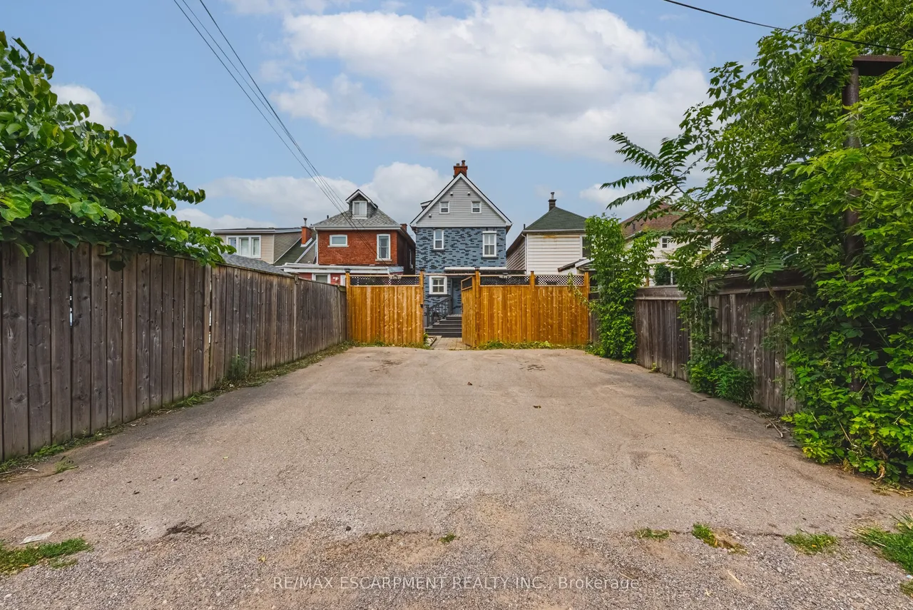 218 Grosvenor Avenue N — photo 32