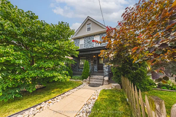 218 Grosvenor Avenue N