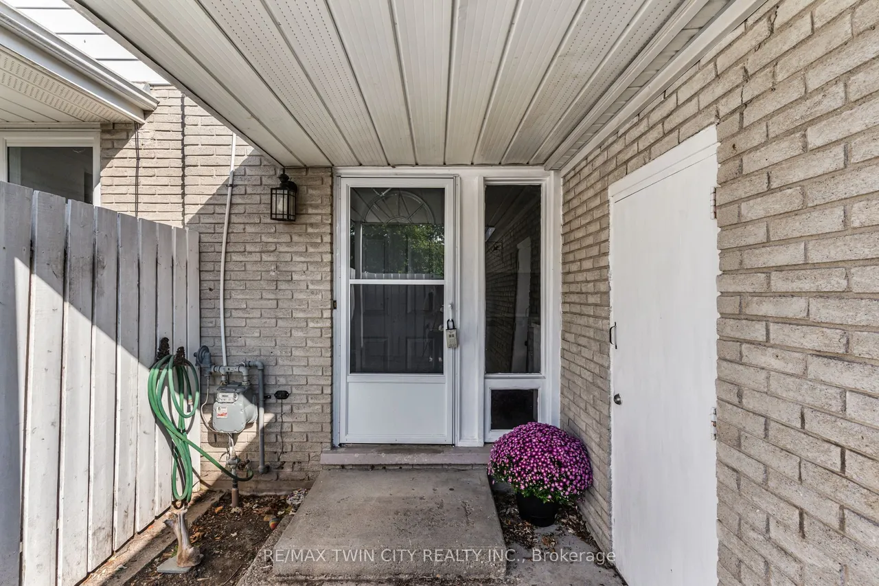 104 Ralgreen Crescent