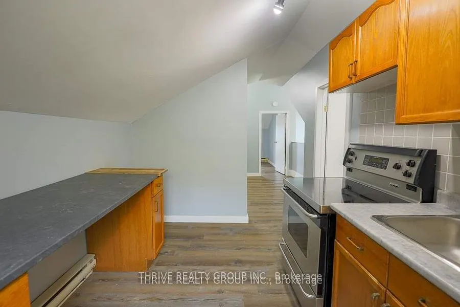 211 Clarence Street — photo 10
