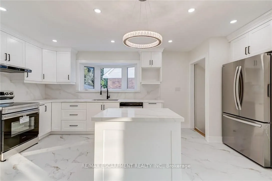 63 HARDALE Crescent — photo 3