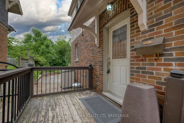 4864 SIMCOE Street — photo 2