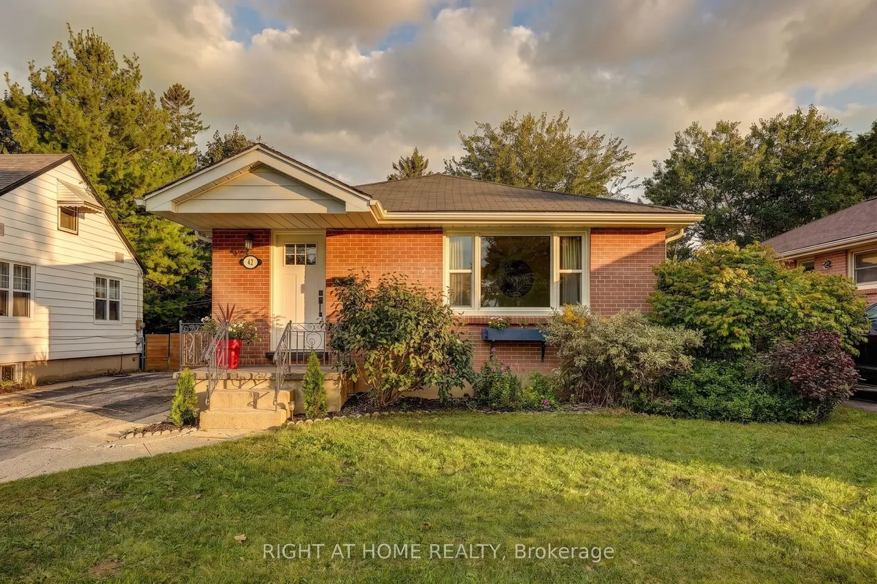 42 Graham Crescent — photo 2