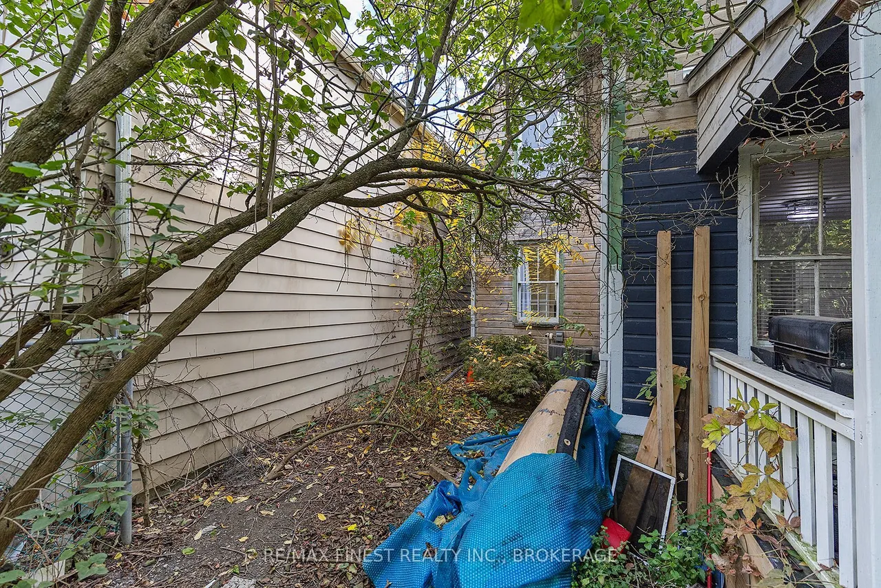 202 Montreal Street — photo 35