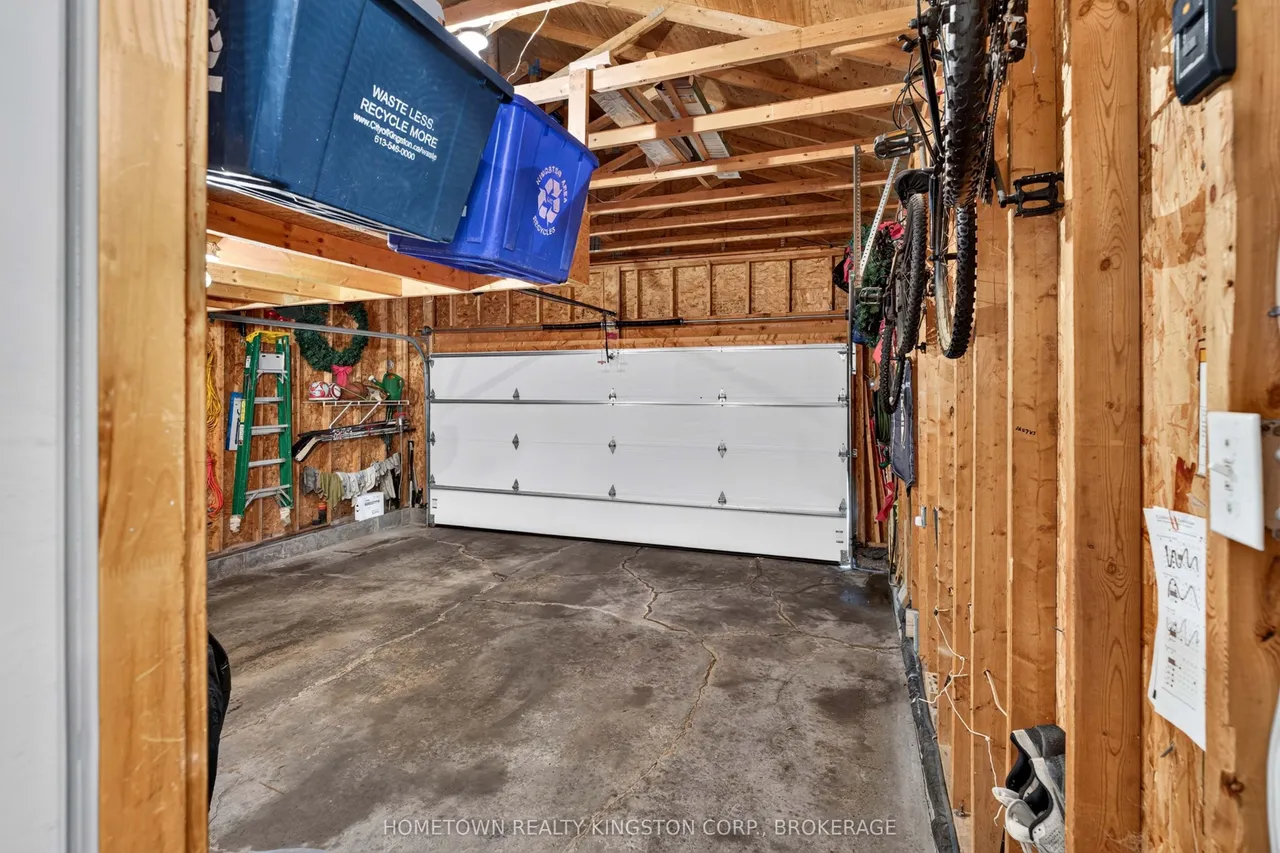 540 Sackville Crescent — photo 25