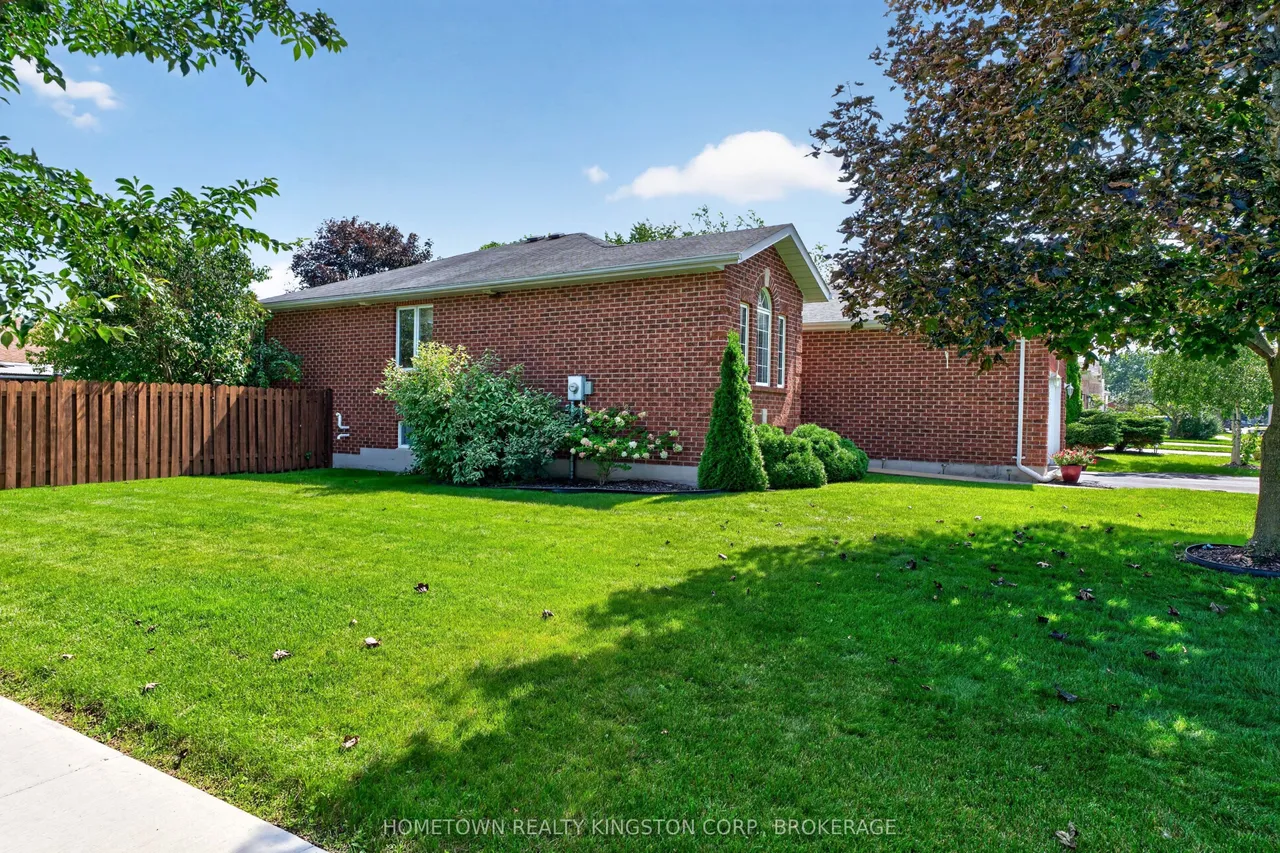 540 Sackville Crescent — photo 2
