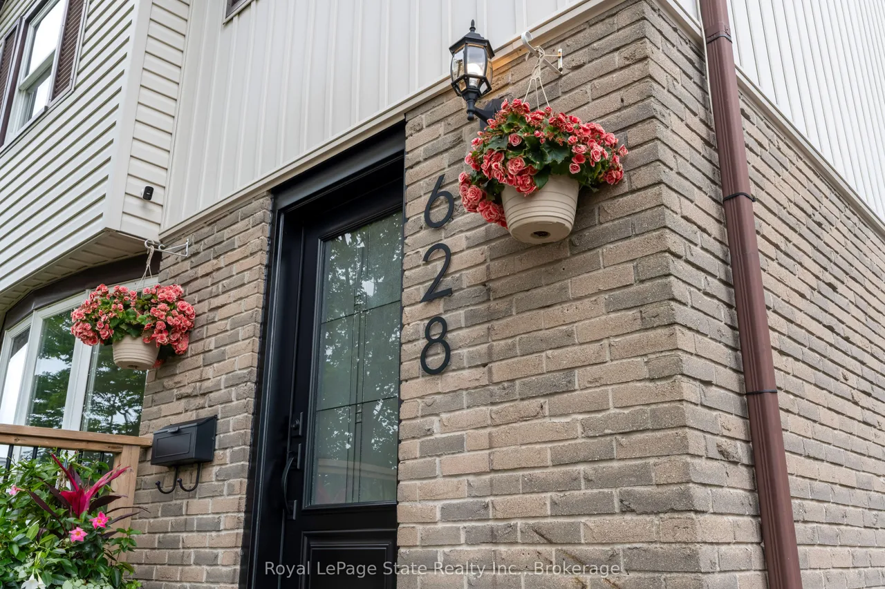 628 College Avenue W — photo 2