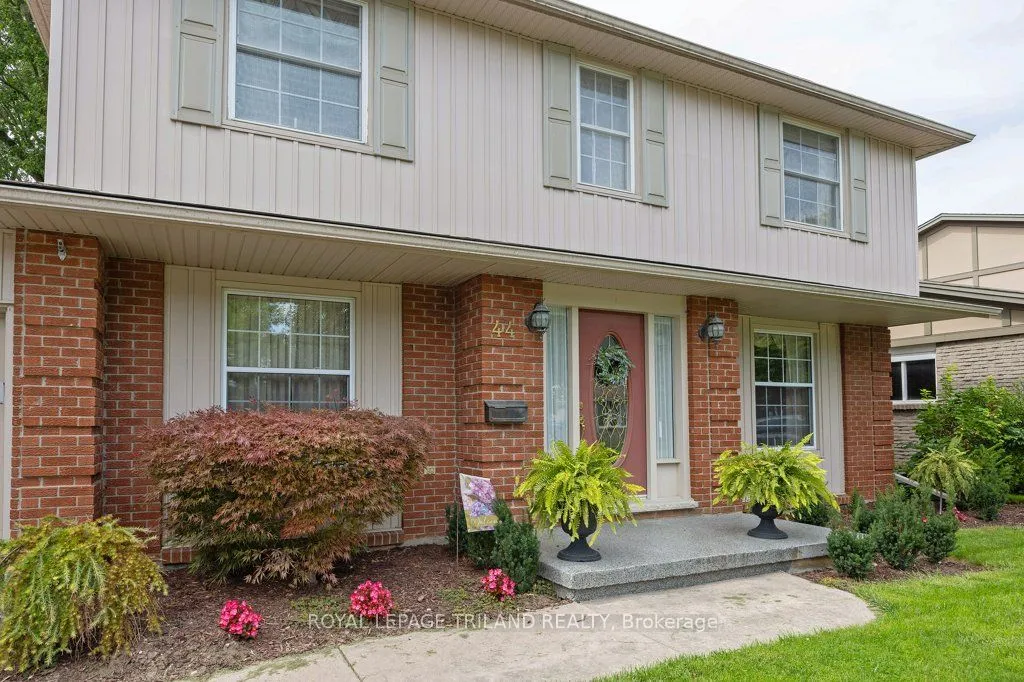 44 Spencer Crescent — photo 2