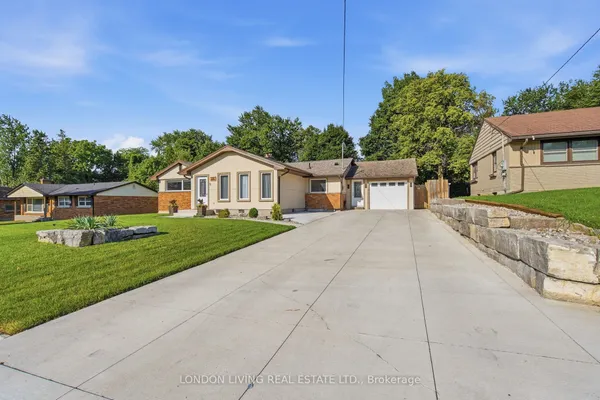 470 Coombs Avenue — photo 2