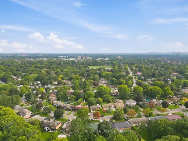 438 Magnolia Crescent — photo 2