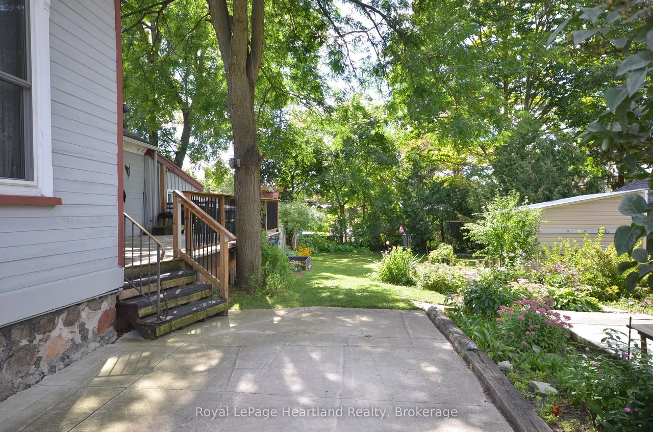 32 Rattenbury Street W — photo 3