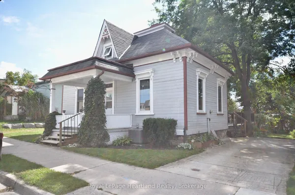 32 Rattenbury Street W — photo 2