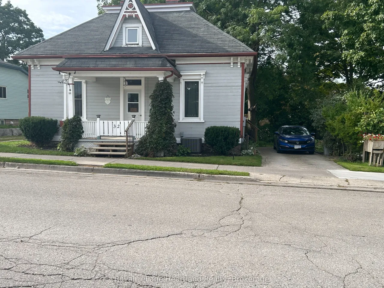 32 Rattenbury Street W — photo 3