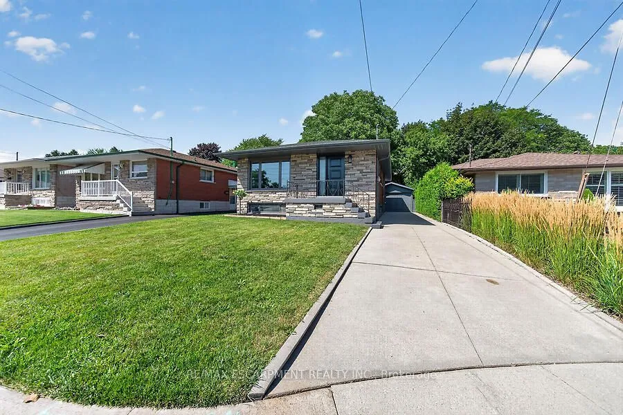 26 PARKLANDS Drive — photo 3