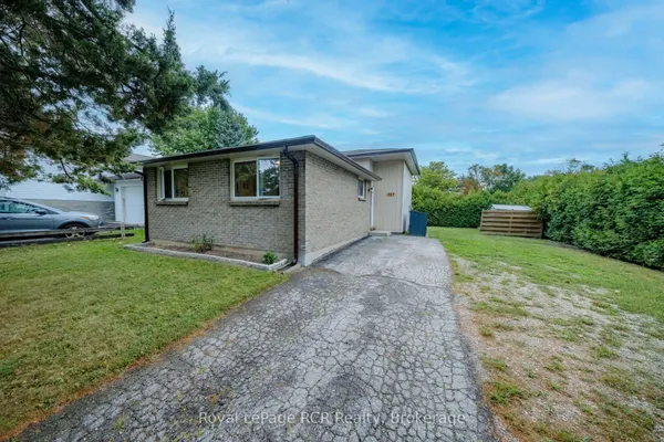 727 Johnston Crescent — photo 2