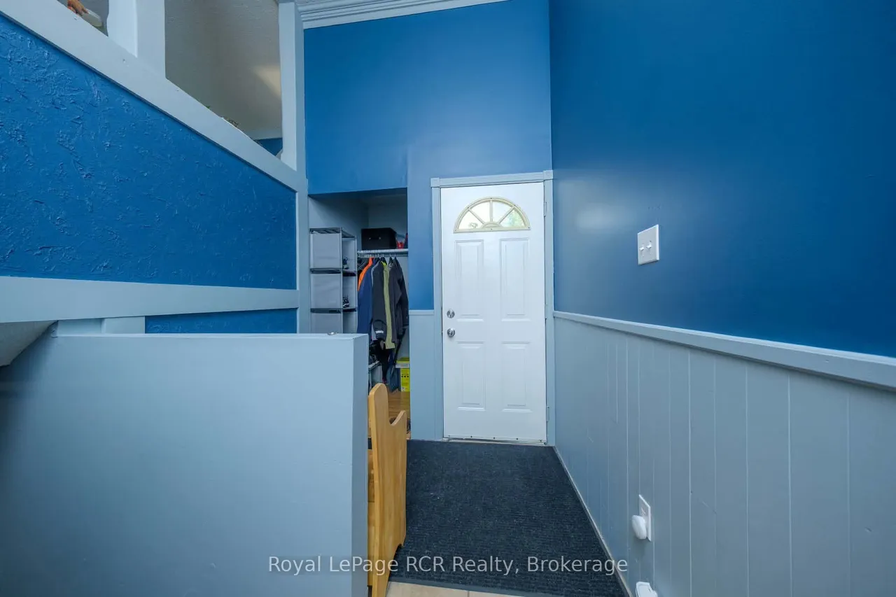 727 Johnston Crescent — photo 3
