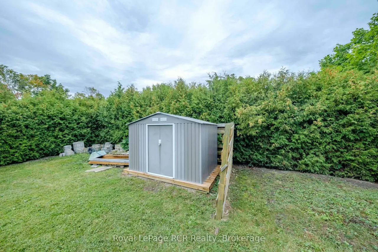 727 Johnston Crescent — photo 23