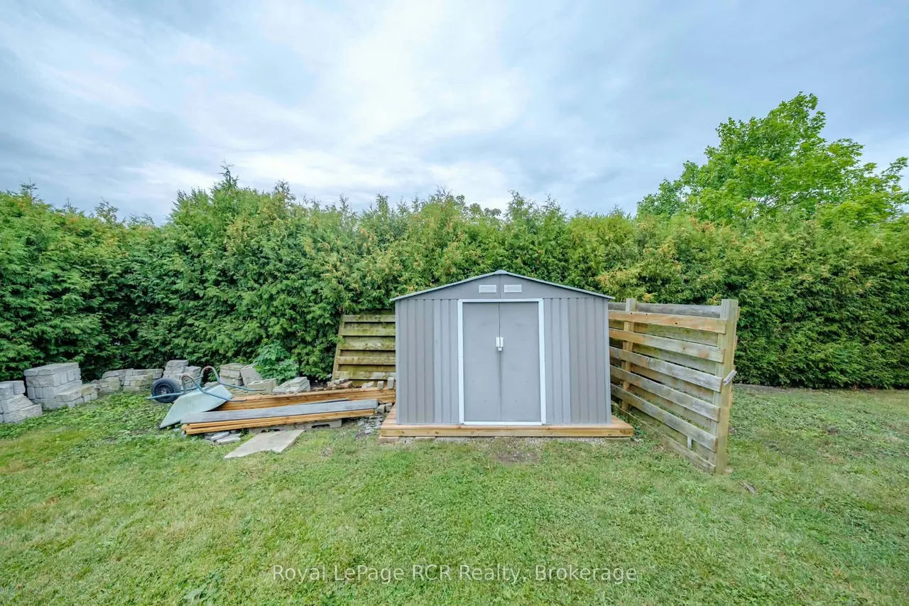 727 Johnston Crescent — photo 24