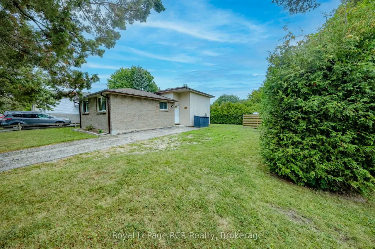 727 Johnston Crescent
