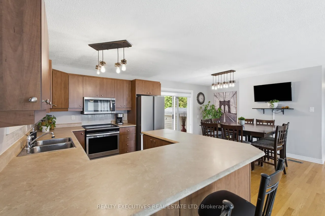 175 Roxanne Street — photo 3