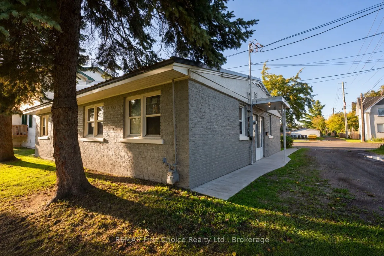 1212 Walsh Street E — photo 3