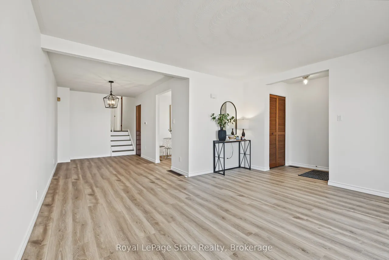589 Mohawk Road W — photo 3