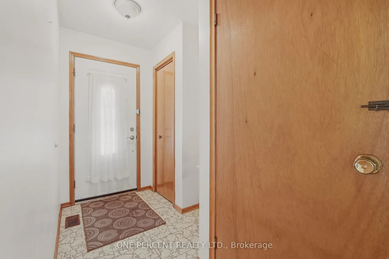 137 Picton Street E — photo 3