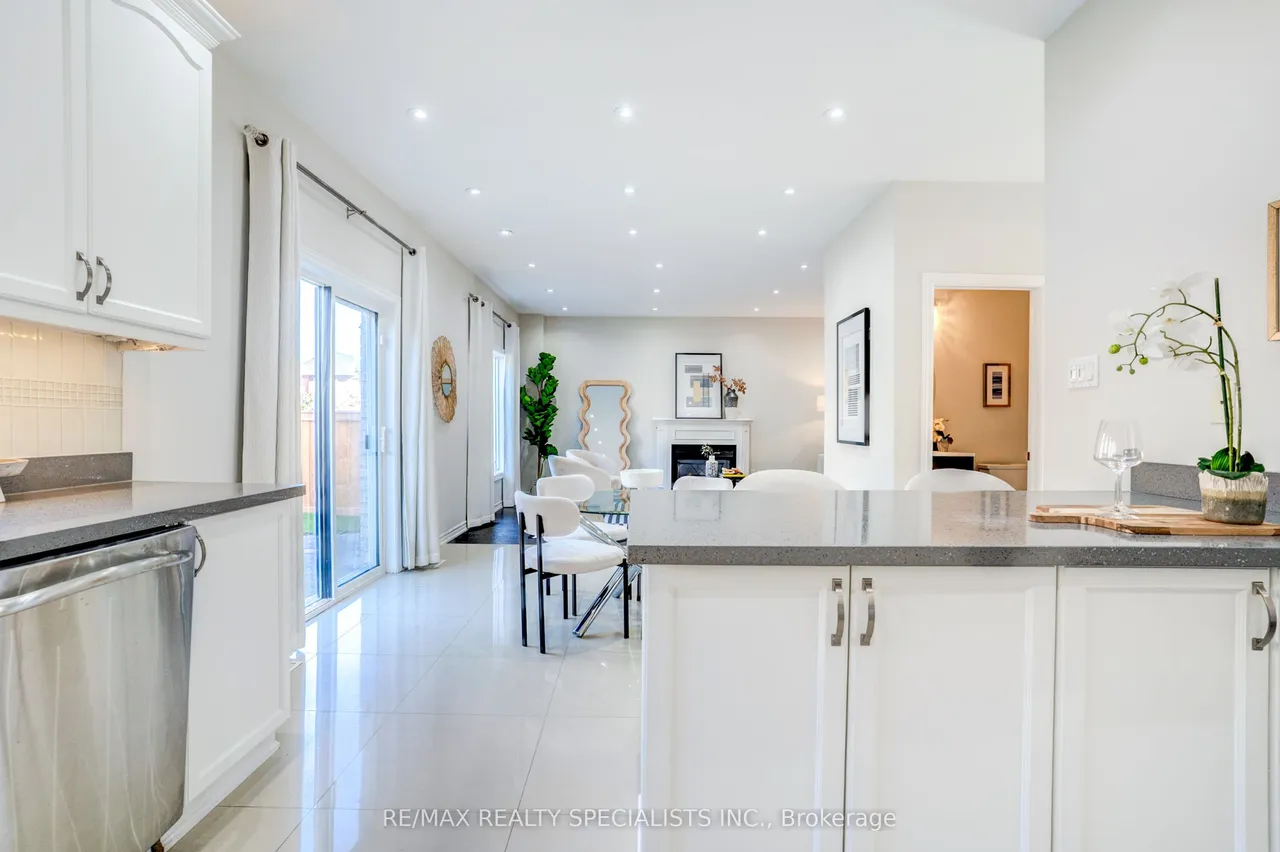 7 Kingspoint Circle — photo 3