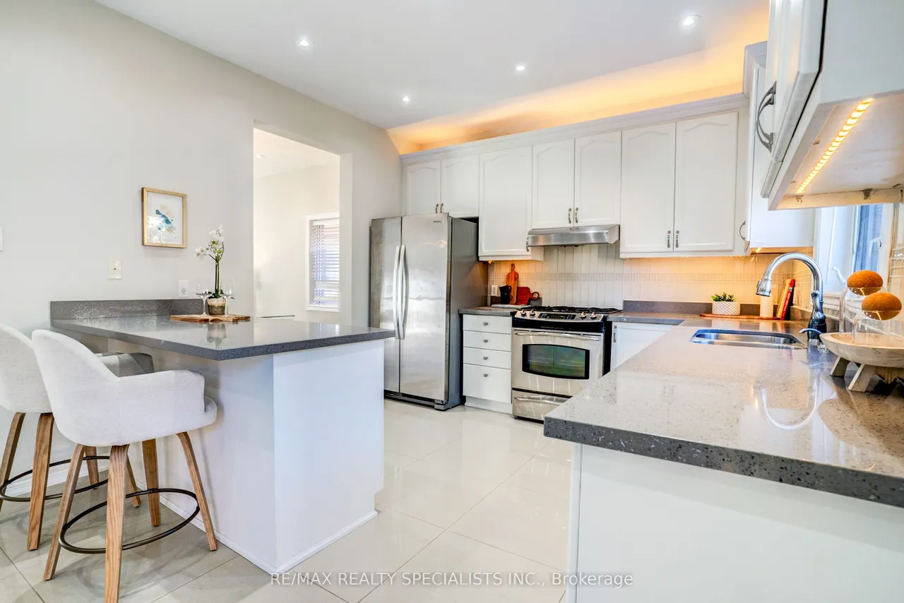 7 Kingspoint Circle — photo 2