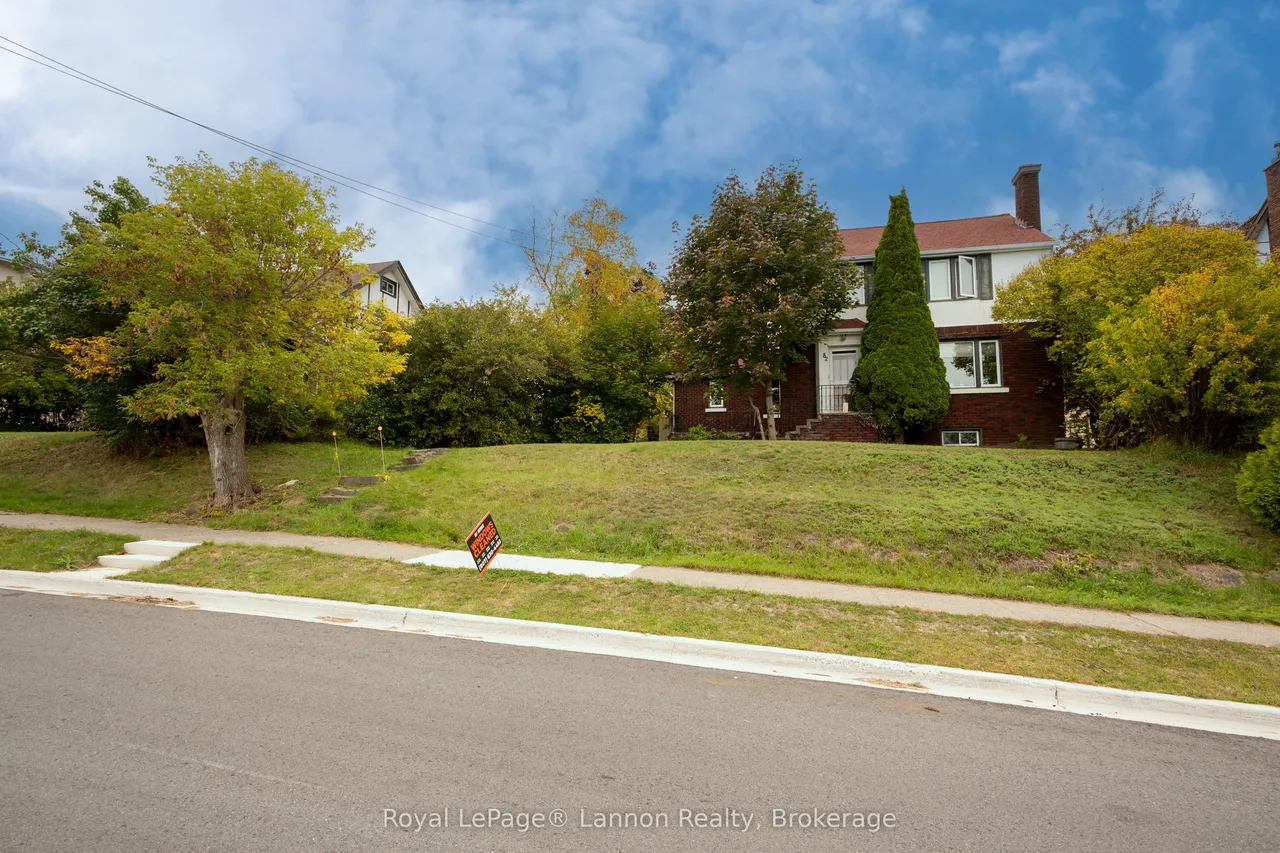 82 College Street W — photo 45