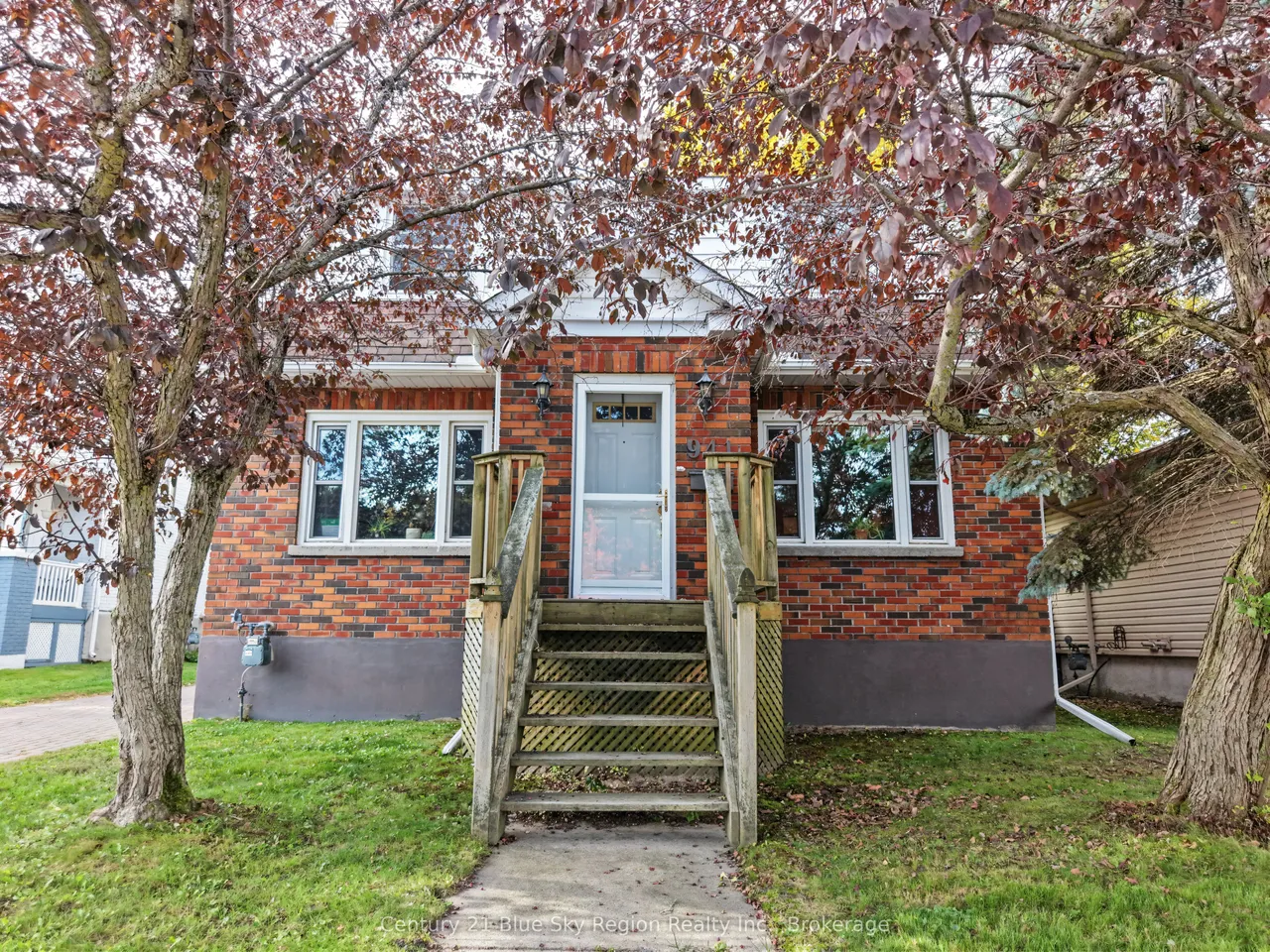 941 Main Street W