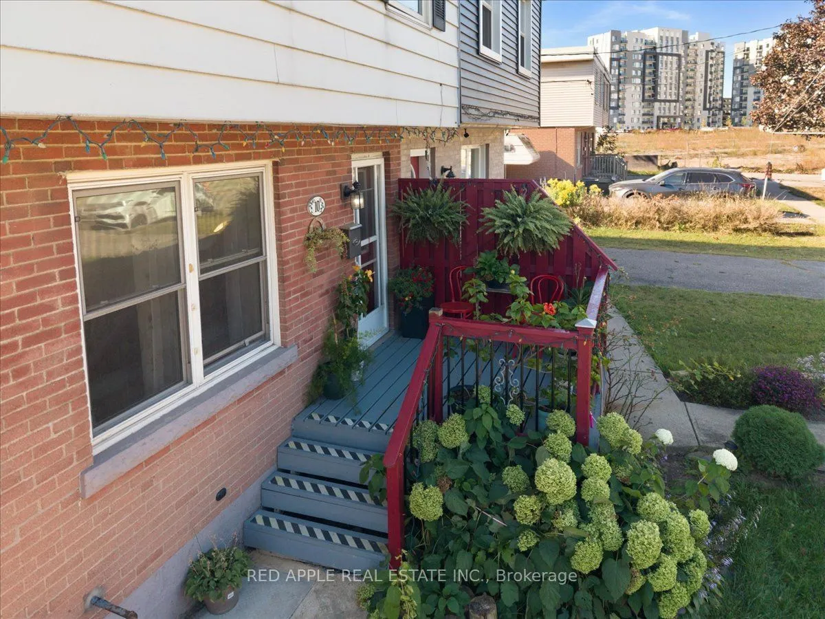 10 Armstrong Avenue — photo 3