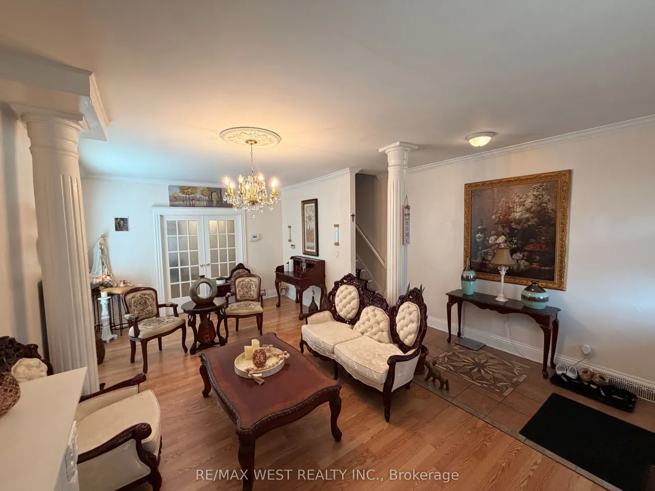 196 Simcoe Street E — photo 3
