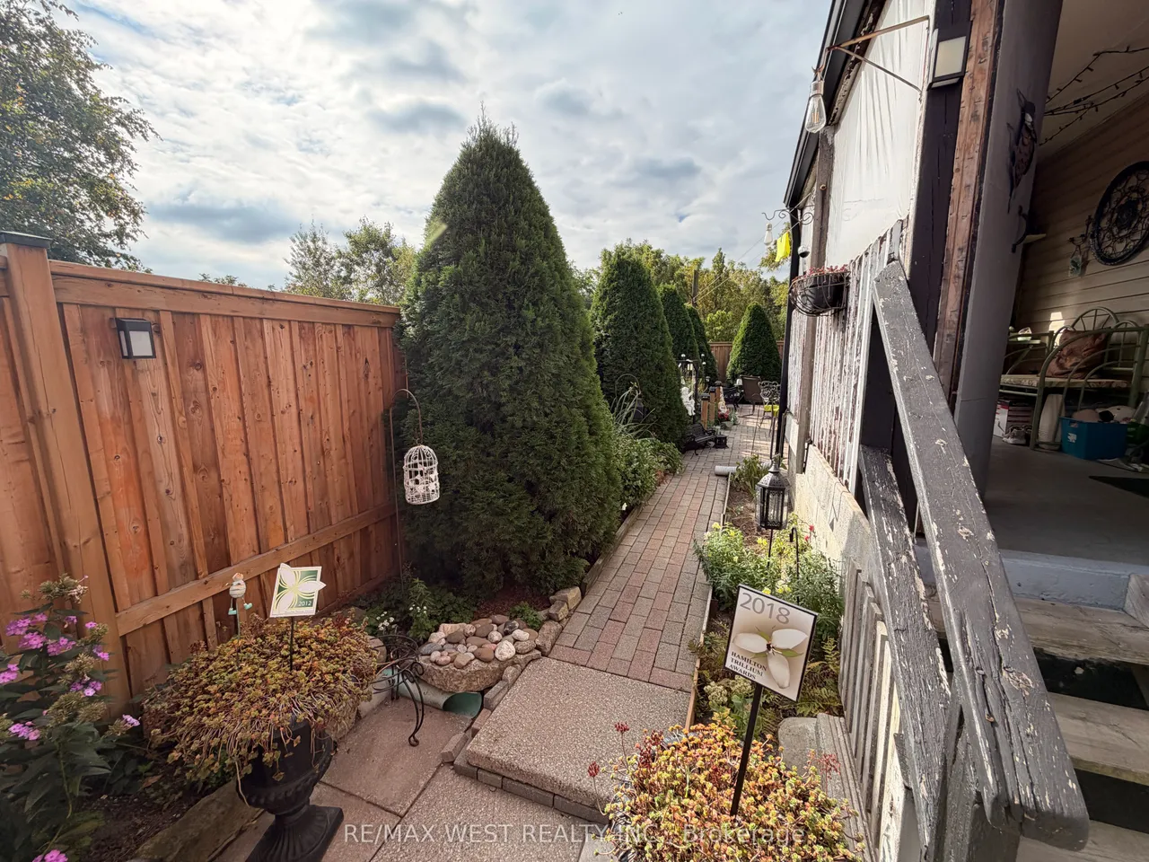 196 Simcoe Street E — photo 15