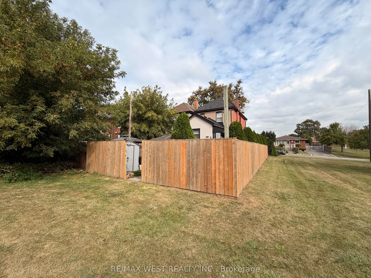196 Simcoe Street E — photo 16